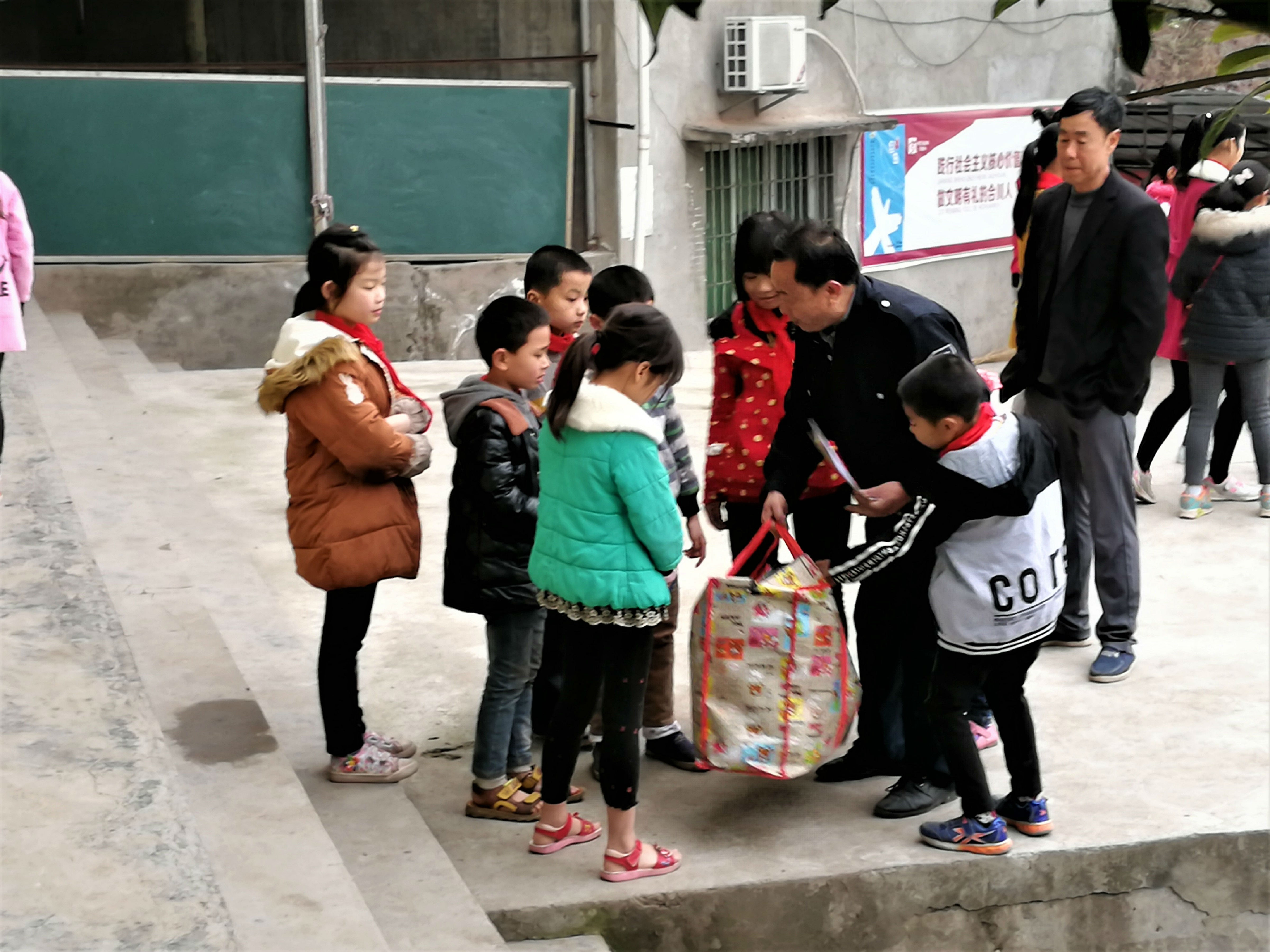 照片3 赠送物资.jpg