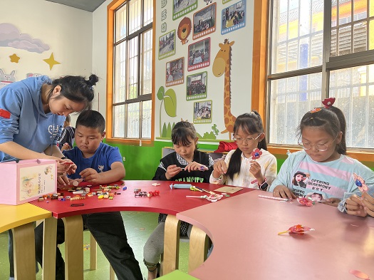 图一 社工与小朋友们互动 .JPG