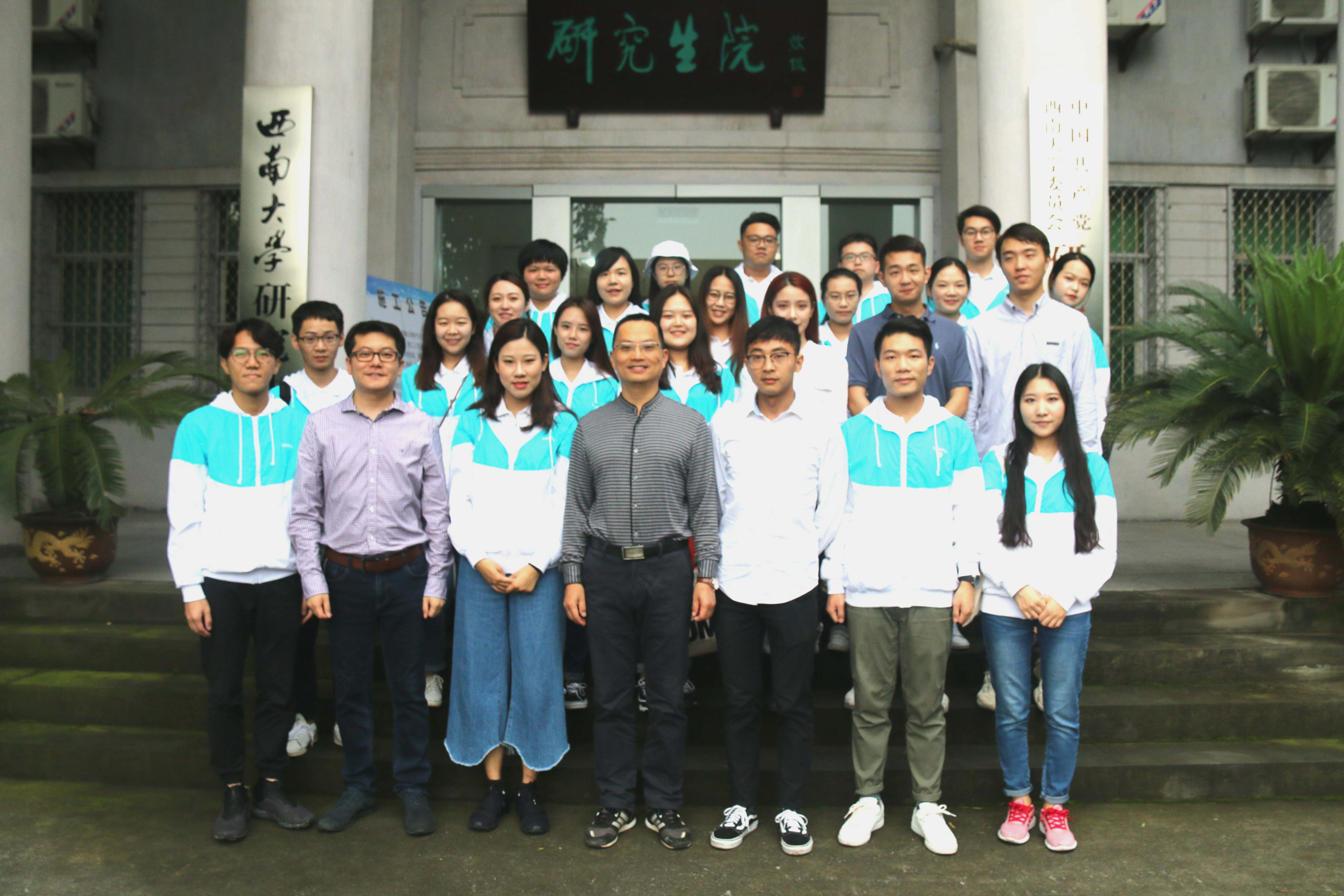 1 尹晓东部长会见并合影.jpg