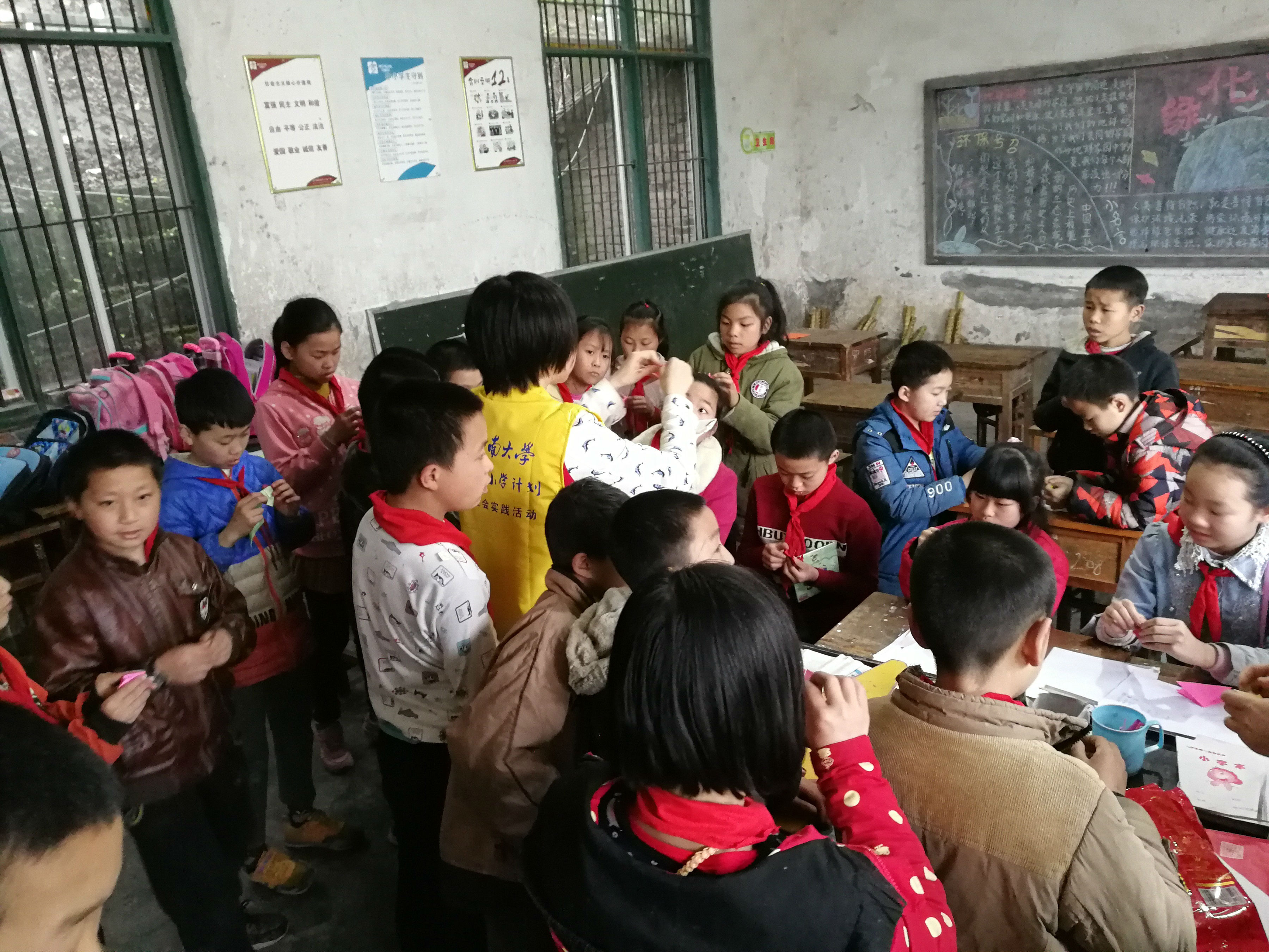 照片2 教小朋友折灯笼.jpg