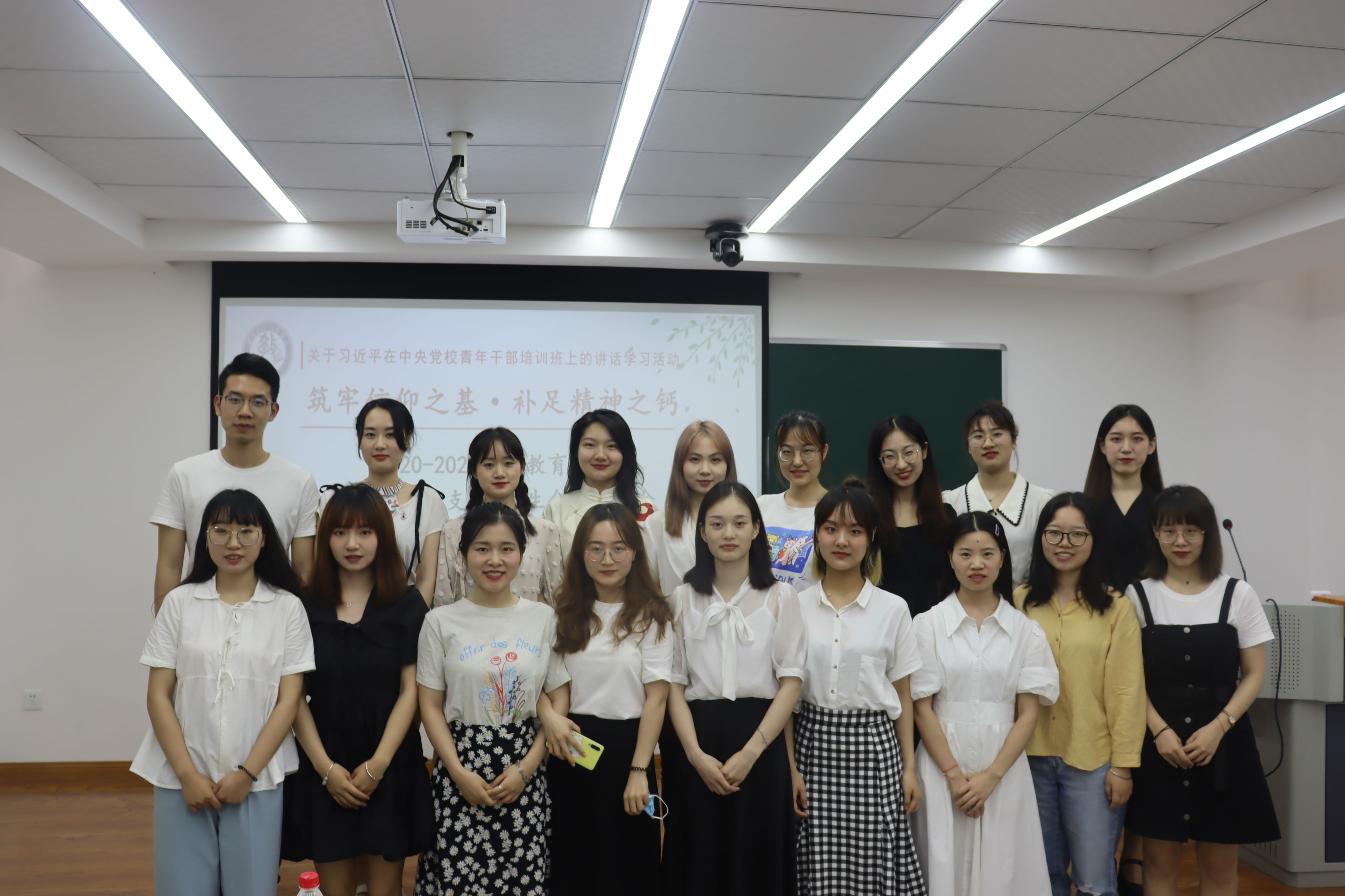 图二 合影留念.JPG